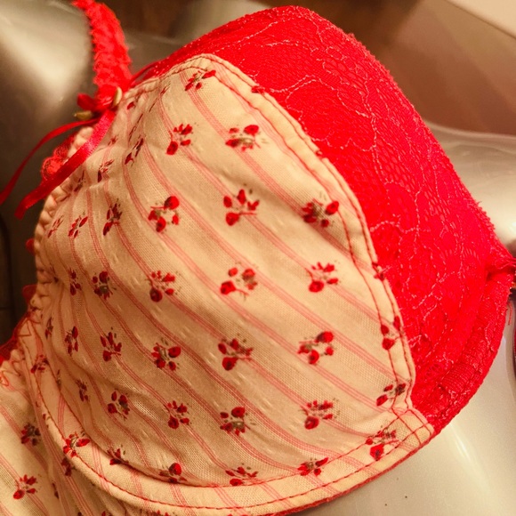 Pretty frilly rose and lace bra - Picture 2 of 4